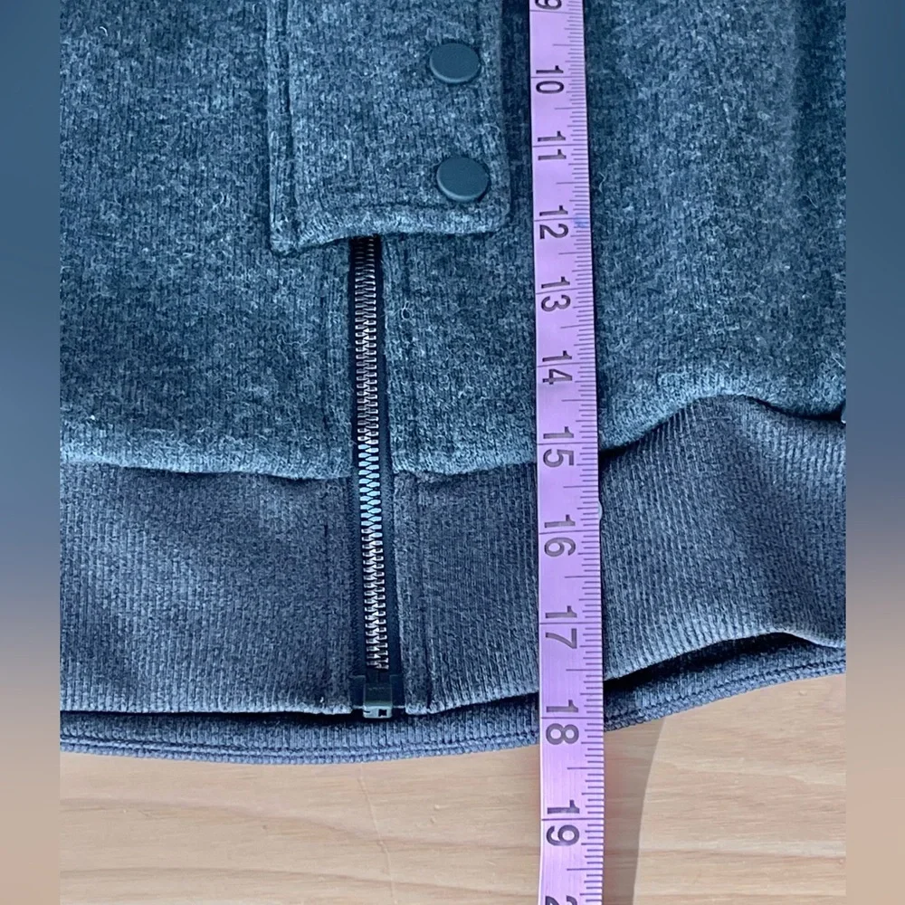 Gray Button-Up Cropped Jacket, NEW CONDITION SIZE SMALL, WARM - Picture 6 of 12